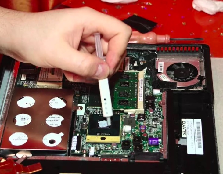 Чистка ноутбука от пыли и замена термопасты Чистка ноутбука от пыли и замена термопасты Прокшино метро Москвы